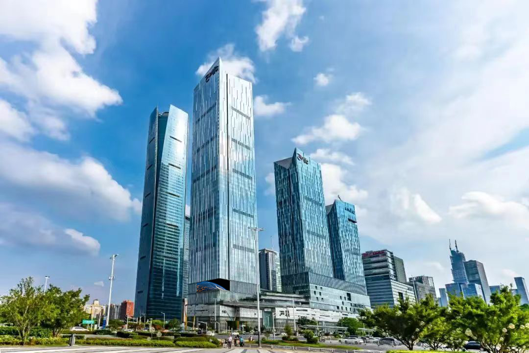【南京國(guó)金中心IFC】高奢品牌云集，聯(lián)建光電璀璨顯示勾勒奢華之都